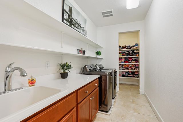 2371 Rio Grande Dr, Tracy, CA 95377