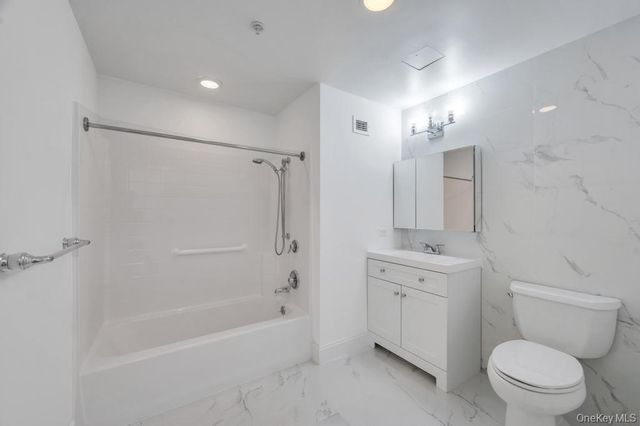 300 E Overlook 534, Port Washington, NY 11050