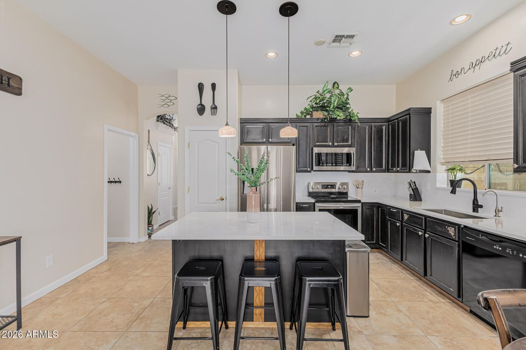 Image 14 of property listing at 2093 W GOLDMINE MOUNTAIN Drive, San Tan Valley, AZ 85144