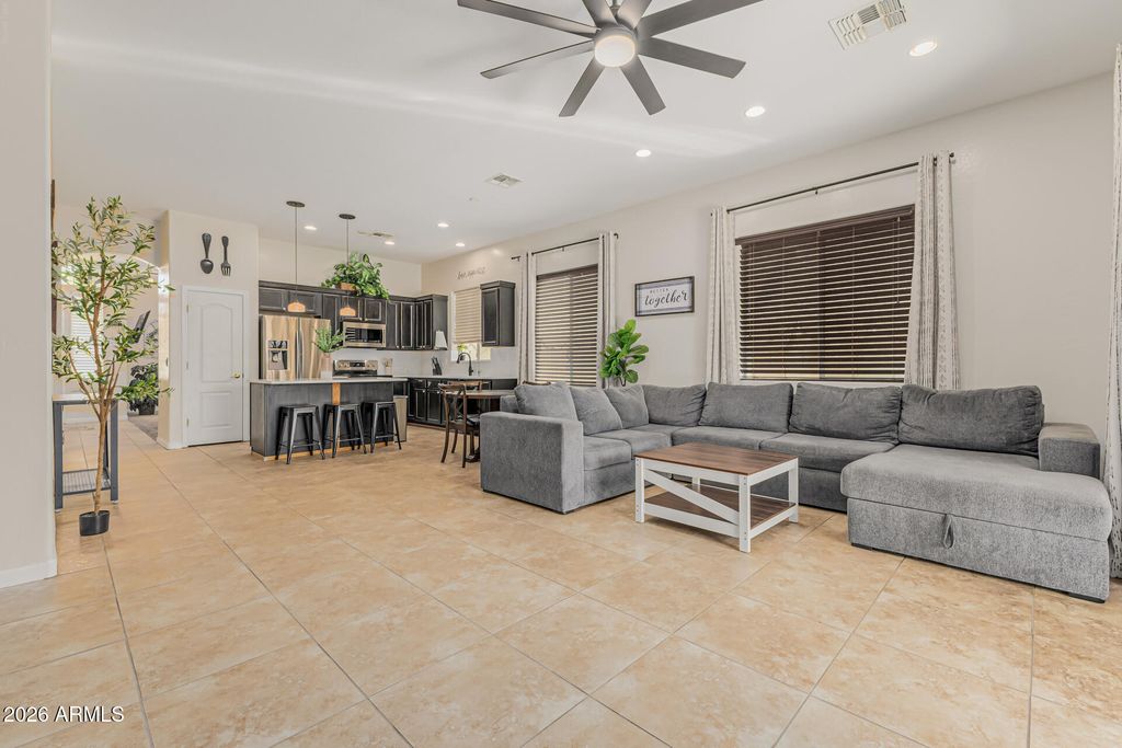 Image 20 of property listing at 2093 W GOLDMINE MOUNTAIN Drive, San Tan Valley, AZ 85144