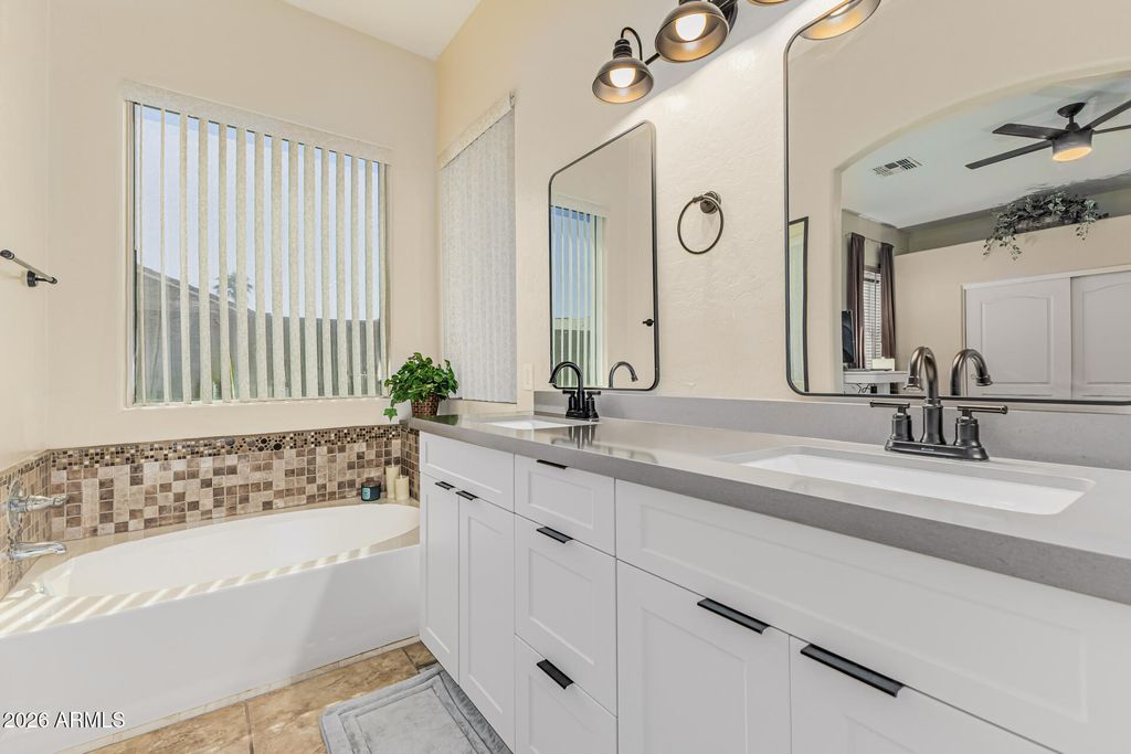 Image 32 of property listing at 2093 W GOLDMINE MOUNTAIN Drive, San Tan Valley, AZ 85144
