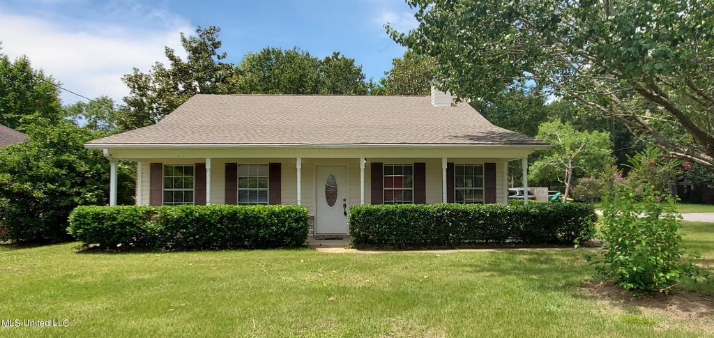 1711 S 2nd Street, Ocean Springs, MS 39564