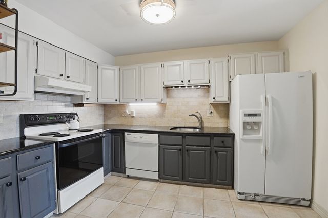 235 State St 502, Springfield, MA 01103