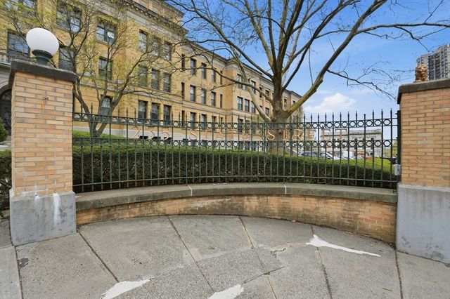 235 State St 502, Springfield, MA 01103