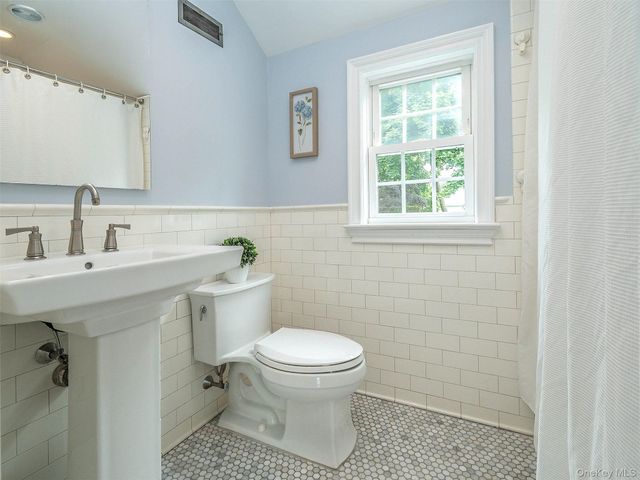 107 Dogwood Lane, Manhasset, NY 11030
