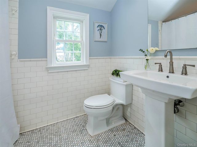 107 Dogwood Lane, Manhasset, NY 11030