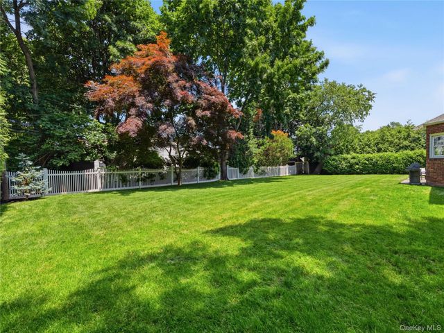 107 Dogwood Lane, Manhasset, NY 11030