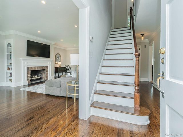 107 Dogwood Lane, Manhasset, NY 11030