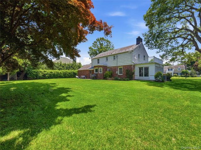 107 Dogwood Lane, Manhasset, NY 11030