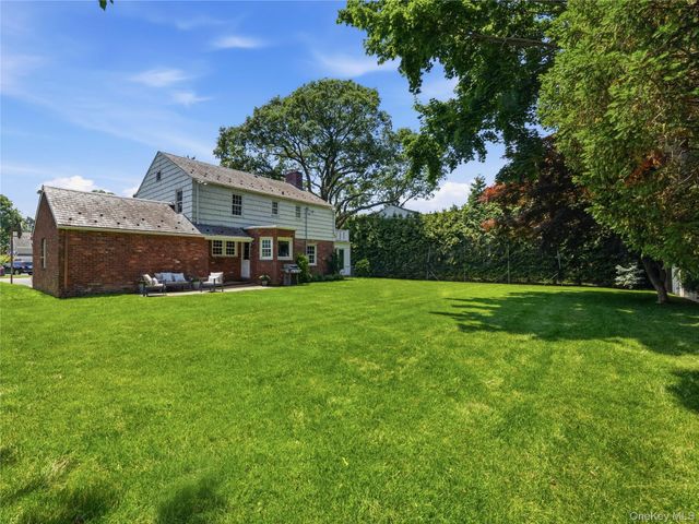 107 Dogwood Lane, Manhasset, NY 11030