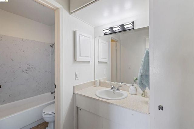 4 Admiral Dr B430, Emeryville, CA 94608