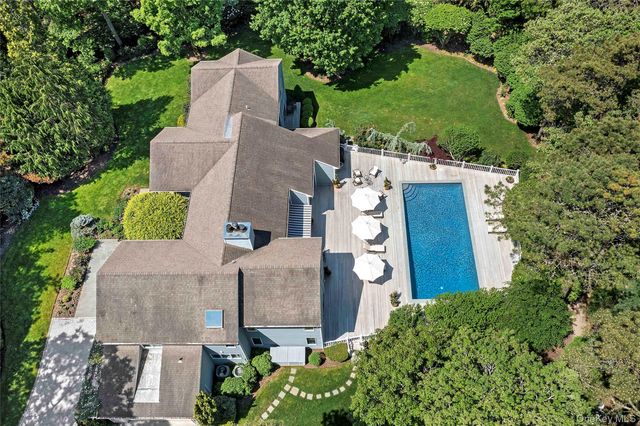 3 Acorn Path, Quogue, NY 11959