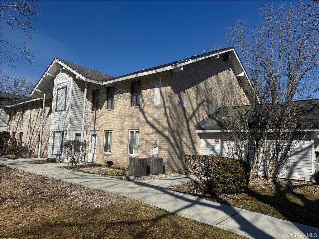 26 Redwood Court R26, Coram, NY 11727