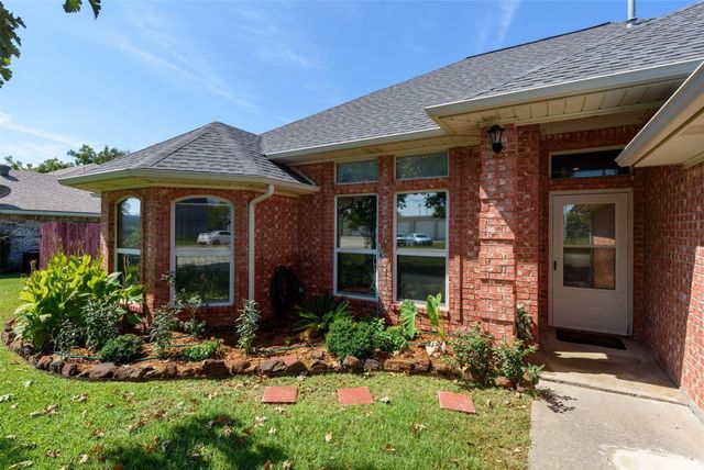 747 E 6th Street, Krum, TX 76249