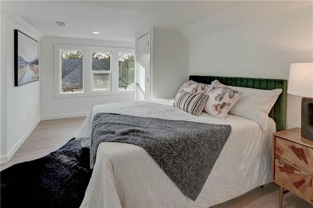 426 W 57th Street, Kansas City, MO 64113