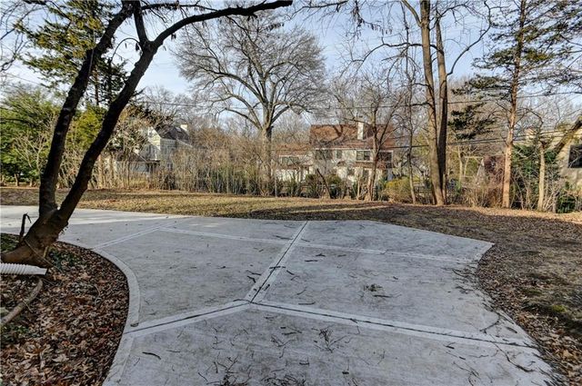 426 W 57th Street, Kansas City, MO 64113