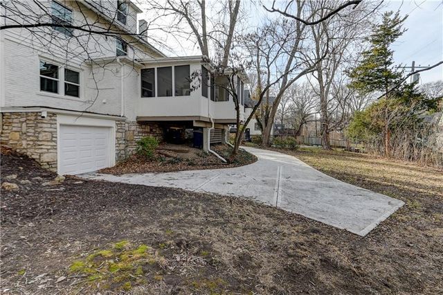 426 W 57th Street, Kansas City, MO 64113