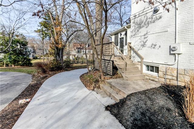 426 W 57th Street, Kansas City, MO 64113