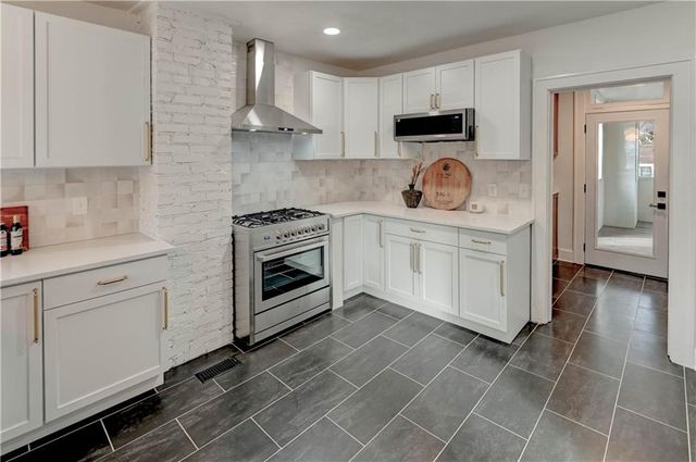 426 W 57th Street, Kansas City, MO 64113