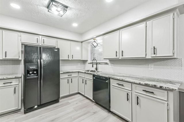 1805 Sleepy Creek Way, Pearland, TX 77581