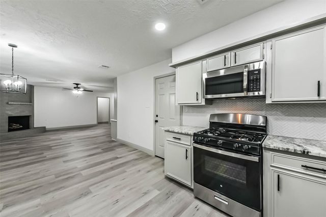 1805 Sleepy Creek Way, Pearland, TX 77581