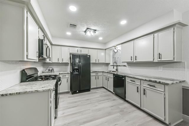 1805 Sleepy Creek Way, Pearland, TX 77581