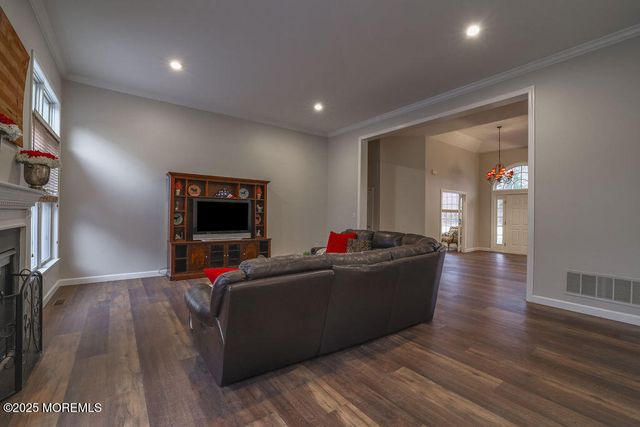 5 Popper Street, Manahawkin, NJ 08050