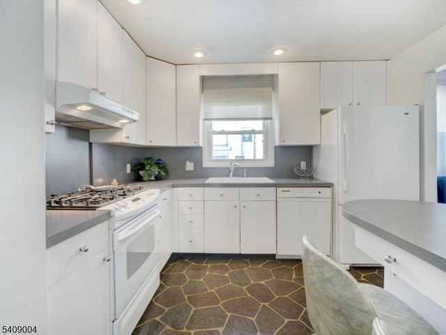 50 Cooper Ave, Roseland Boro, NJ 07068