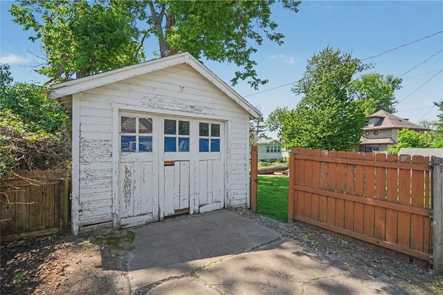 114 25th St Dr SE, Cedar Rapids, IA 52403