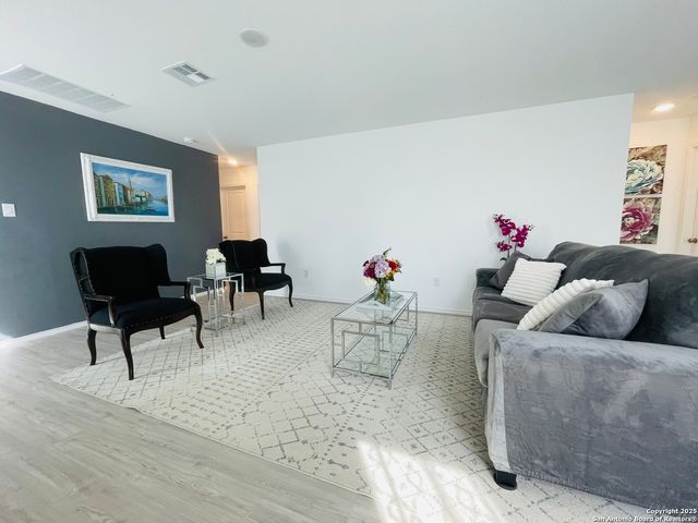 6948 Calcite Trl, Elmendorf, TX 78112