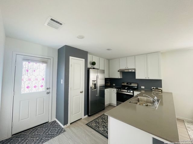 6948 Calcite Trl, Elmendorf, TX 78112