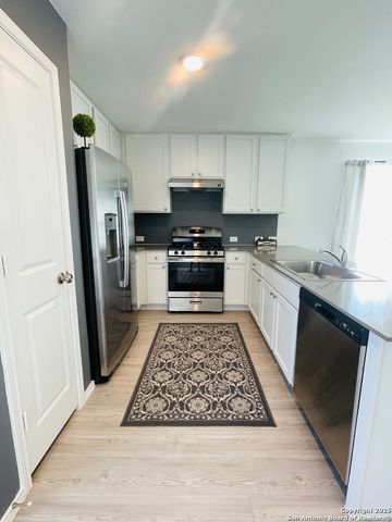 6948 Calcite Trl, Elmendorf, TX 78112