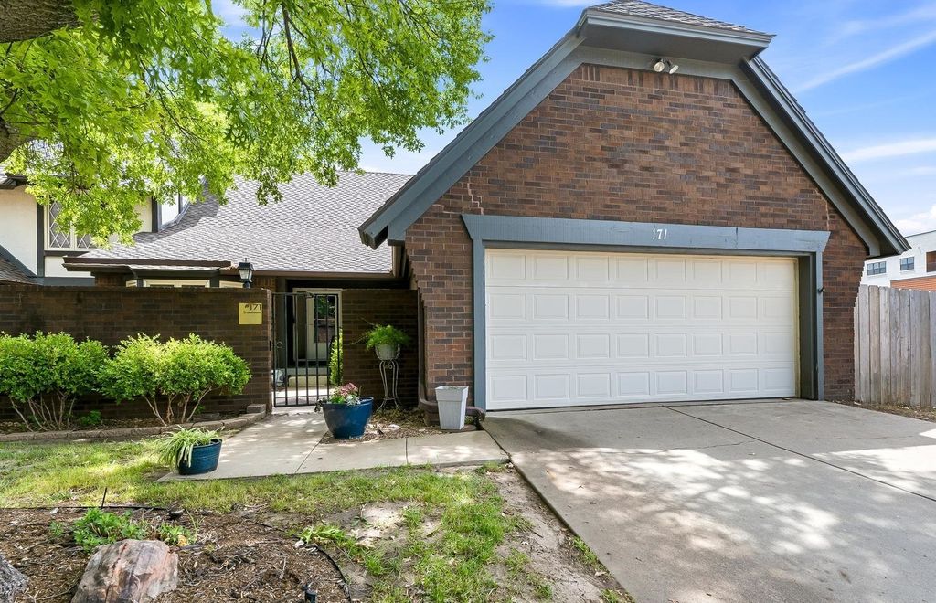 2025 N Broadmoor, Wichita, KS 67206