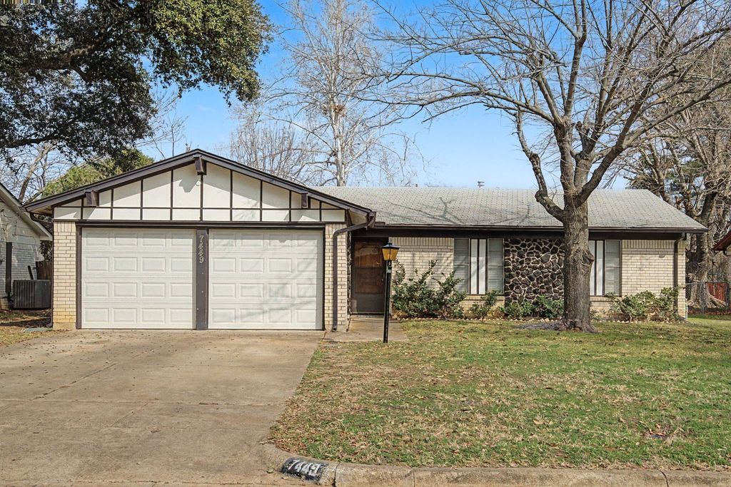 7449 Beaty Street, Fort Worth, TX 76112