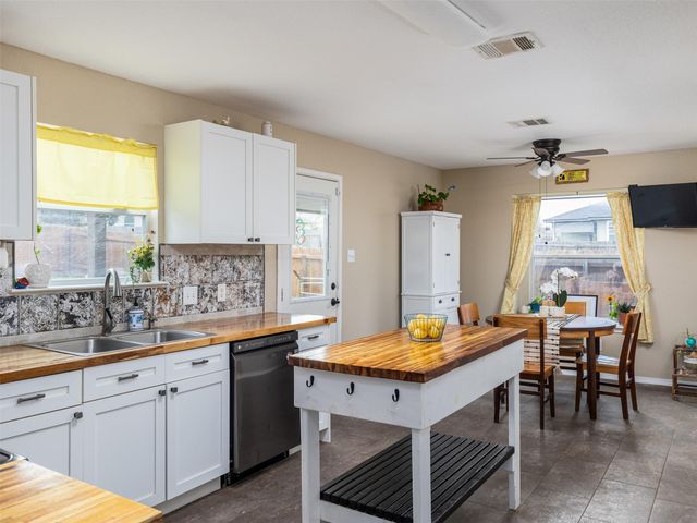 109 Killian LOOP, Hutto, TX 78634