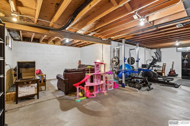 2127 Mayfair Drive, Omaha, NE 68144