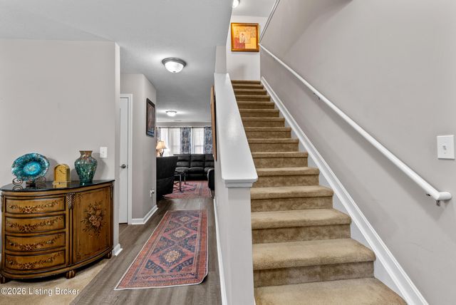6783 Brittany Oak Dr, Louisville, KY 40229
