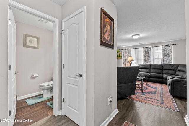6783 Brittany Oak Dr, Louisville, KY 40229