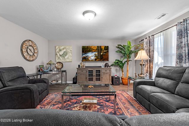 6783 Brittany Oak Dr, Louisville, KY 40229