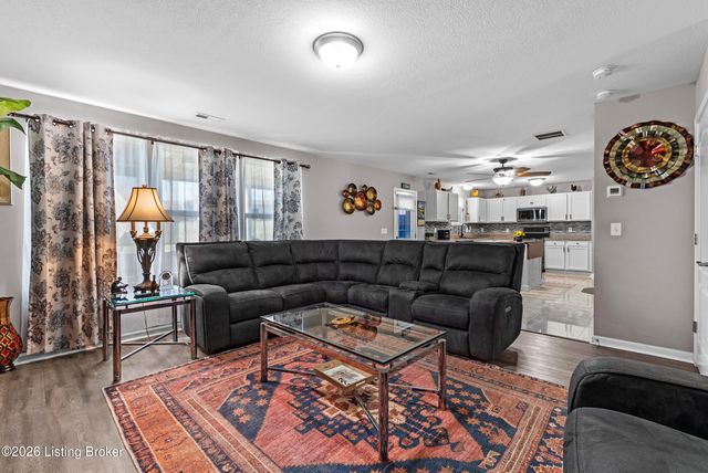 6783 Brittany Oak Dr, Louisville, KY 40229