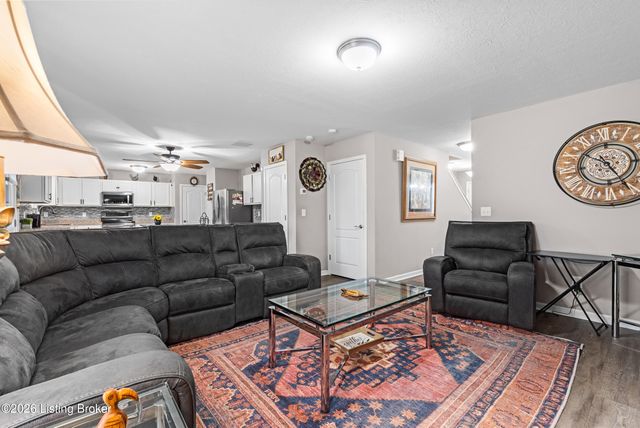 6783 Brittany Oak Dr, Louisville, KY 40229
