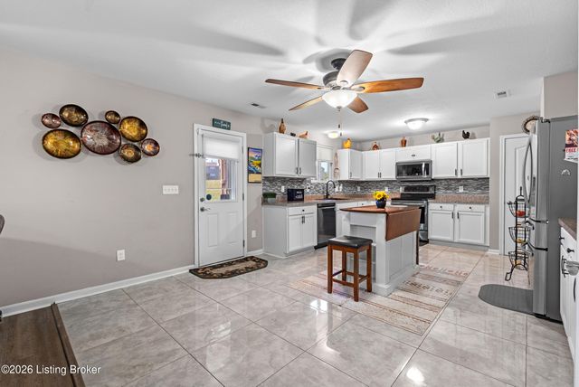 6783 Brittany Oak Dr, Louisville, KY 40229