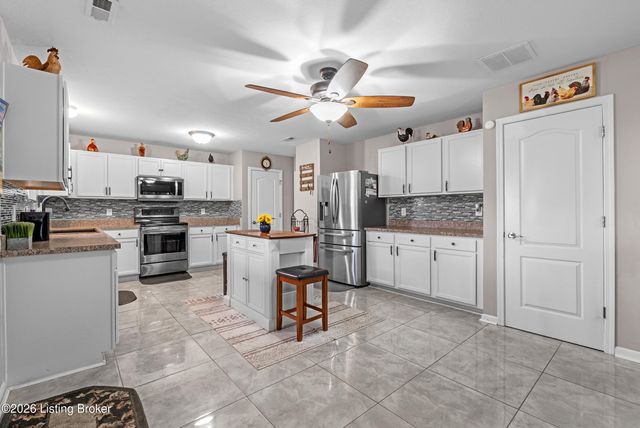 6783 Brittany Oak Dr, Louisville, KY 40229