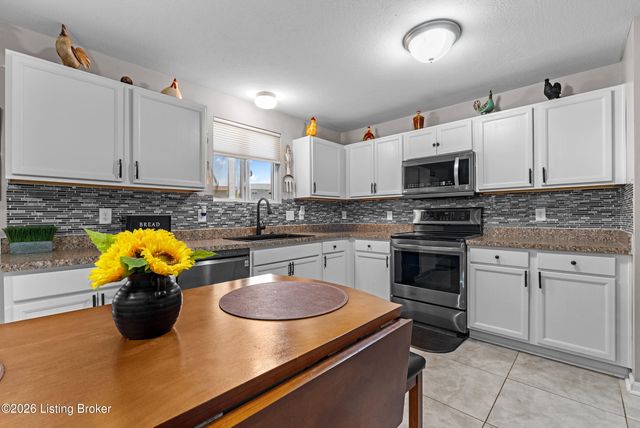 6783 Brittany Oak Dr, Louisville, KY 40229