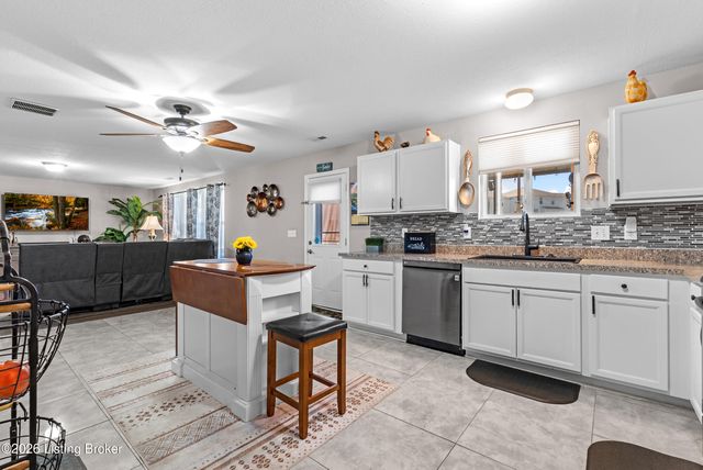 6783 Brittany Oak Dr, Louisville, KY 40229