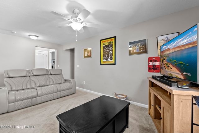 6783 Brittany Oak Dr, Louisville, KY 40229