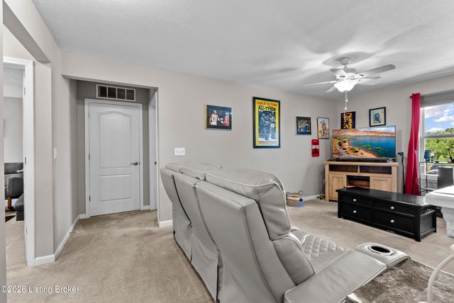 6783 Brittany Oak Dr, Louisville, KY 40229