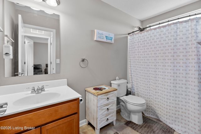 6783 Brittany Oak Dr, Louisville, KY 40229