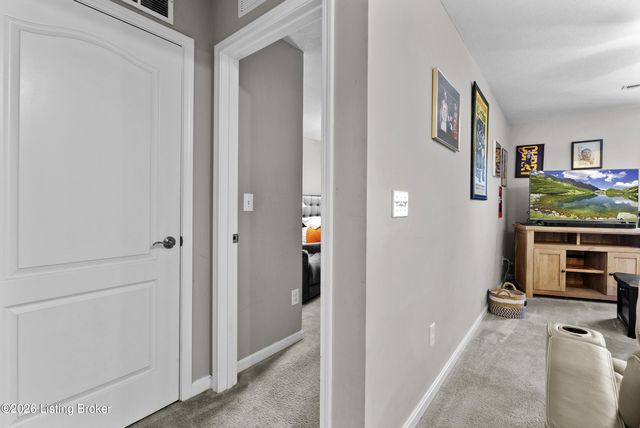 6783 Brittany Oak Dr, Louisville, KY 40229