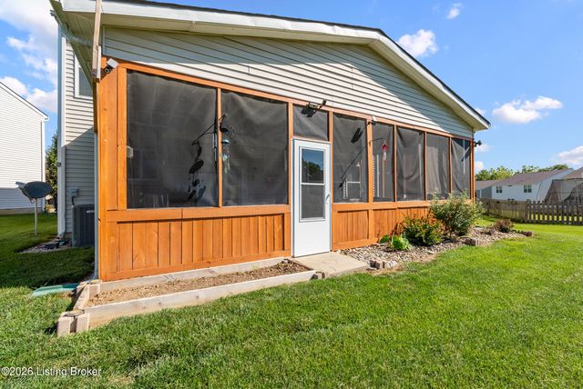 6783 Brittany Oak Dr, Louisville, KY 40229